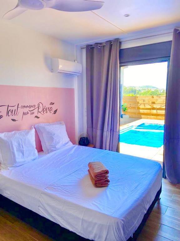 Chambre avec vue sur la piscine