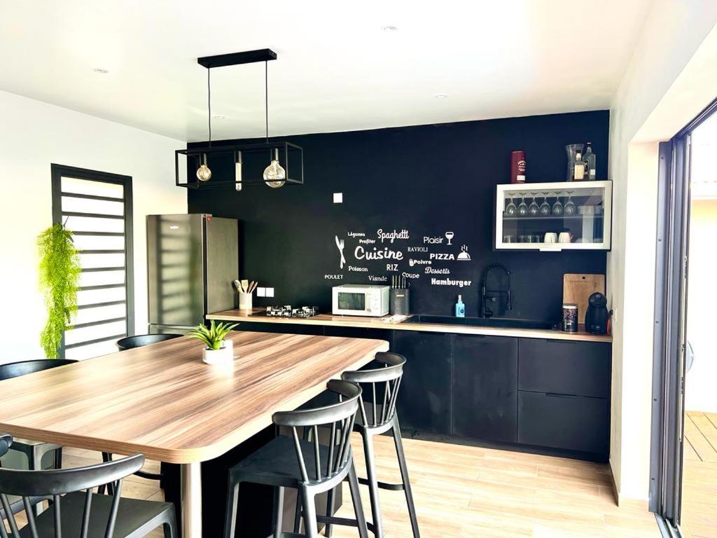 Cuisine équipée avec table en bois massif