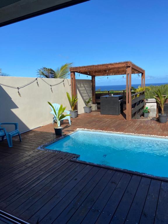 Piscine extérieure du Havre Éphémère avec pergola en bois