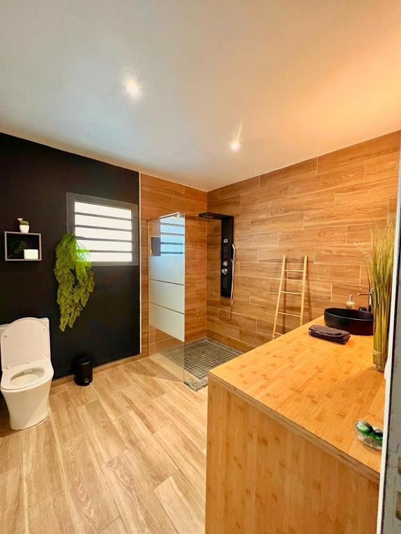 Salle de bain avec carrelage effet bois et douche italienne